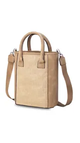 Matera color beige con diseño frontal en telar rayado y liso. Cuenta con correa galón extensible y manijas cortas.