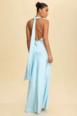 Vestido largo de satén celeste con escote halter y espalda descubierta.
