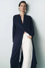Vestido midi azul marino de viscosa y lino, con cuello redondo, manga larga con puños, abertura en la espalda y cierre frontal con botones.