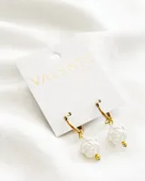 Aros colgantes con aro dorado y dije de rosa blanca con detalle de bolita dorada.