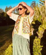 Chaleco con estampado floral, ribeteado con una cinta al bies color amarillo flúor.