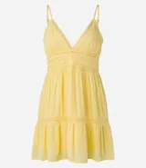 Vestido corto negro de viscosa certificada, con escote en V ribeteado con encaje, breteles finos y cuerpo con frunces horizontales. La falda tiene un volante con detalle de encaje en el ruedo.