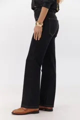 Pantalón de jean azul oscuro, de corte recto y tiro alto.