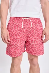 Short de baño rojo con estampado de arabescos blancos, cintura elástica y cordón ajustable.