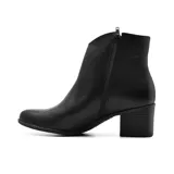 Bota corta de cuero negro con taco alto y hebilla dorada decorativa.