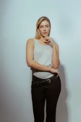 Musculosa negra con lurex, escote redondo y espalda baja.