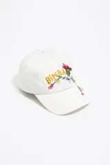 Gorro de béisbol blanco con bordado de flores y logo de la marca Bimba y Lola en amarillo.