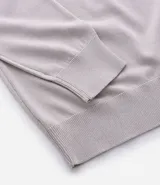 Suéter de viscosa color gris claro, de corte clásico, con cuello redondo y mangas largas.