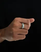 Anillo plateado con diseño de líneas grabadas simulando el pelaje de una cebra.