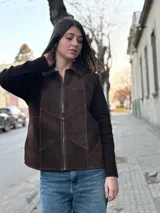 Campera marrón de cuero y lana con cierre frontal y cuello camisero.
