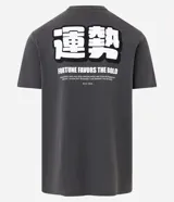 Remera gris de algodón, corte comfort, cuello redondo y manga corta. Presenta un pequeño estampado con letras japonesas en el centro del pecho.