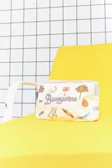 Estuche de algodón con estampado colorido y zipper, ideal para organizar accesorios.
