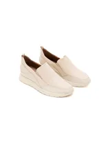 Zapatillas slip-on color crema de cuero vacuno con textura delicada y acabado nacarado. Interior forrado en cuero, suela flexible y ligera con tecnología Antistress.