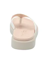 Sandalia tipo ojota color beige con plataforma y tira ancha blanca.
