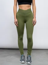 Calza deportiva larga color verde oliva, con cintura alta cruzada con el logo de Umbro en gris oscuro.