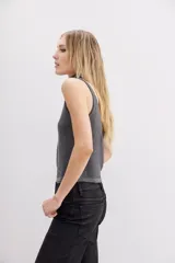 Musculosa de hilo de lurex color cobre, con escote en V en frente y espalda, de calce ajustado al cuerpo.