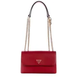 Bandolera roja de poliuretano con solapa, cierre superior con cremallera, correa cruzada removible, asa de mano negra y cadena dorada. Incluye logo triangular dorado de la marca en el frente y adorno removible.