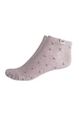 Medias tobilleras color lila con estampado de triángulos morados.