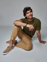 Pantalón color beige con cintura elastizada y cordón ajustable. Corte recto y bolsillos laterales.