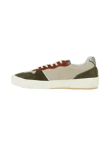 Zapatillas deportivas de cuero color beige, con detalles en marrón y verde.