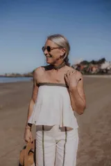 Top strapless color blanco con ribete azul brillante.