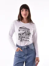 Remera blanca de manga larga con cuello redondo y estampado frontal de limones.