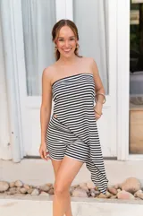 Conjunto de dos piezas color azul eléctrico, compuesto por un top strapless con drapeado asimétrico y un pantalón ancho de tiro alto.