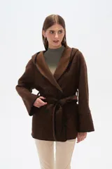 Chaqueta marrón con textura, doble botonadura, cuello en V, cinturón y capucha.