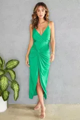 Vestido midi de satén verde esmeralda con tirantes finos, escote en V, drapeado en la cintura y abertura en la falda.