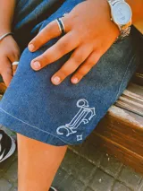 Bermuda baggy oversize de jean 100% algodón con bordados.