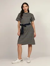 Vestido a la rodilla de algodón a rayas horizontales en color negro y beige, con cuello redondo, mangas cortas y cinturón azul marino.