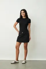 Short pollera de jean con estampado animal print en tonos beige y negro.