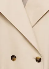 Abrigo largo negro con diseño cruzado, cuello de solapa, trabillas, cinturón desmontable y bolsillos laterales.