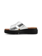 Sandalia plateada con capellada de cuero metalizado, suela anatómica, forro y plantilla de cuero, y suela de PU. Diseñada en Uruguay y fabricada en colaboración con Relaxshoe.