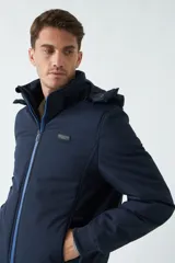 Campera estilo neopreno con cuello alto y capucha removible, diseñada para mayor comodidad.