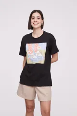 Remera negra con estampado de una mano sosteniendo una cartera rosa con flores.