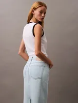 Falda larga de denim celeste, de corte recto y tiro alto.