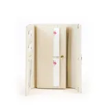 Billetera larga color beige con broche a presión. Interior tipo abanico con tres reparticiones, visor, tarjeteros, bolsillos internos y bolsillo con cierre.