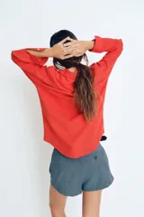 Camisa roja de lino con cuello clásico, botones frontales y bolsillo en el pecho.