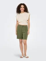 Top tejido color crema sin mangas con cuello redondo y corte regular.