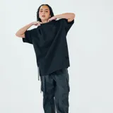Remera negra de algodón con cuello redondo y mangas cortas. Estampado pequeño en el pecho con texto y logo de la marca KicksLab.