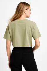 Remera verde grisáceo de corte cropped y cuello redondo.