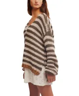 Sweater de punto grueso a rayas horizontales color marrón y beige, con escote en V profundo, mangas largas holgadas y hombros caídos.