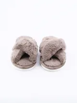 Pantuflas rosadas de piel sintética con tiras cruzadas y suela blanca.