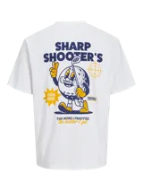 Camiseta blanca de manga corta y cuello redondo, con calce holgado. Estampa pequeña en el pecho con la frase "Sharp Shooters".