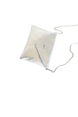 Cartera de mano tipo sobre plateada, de cuero sintético con acabado metalizado. Incluye asa de cadena metálica extraíble y cierre de solapa con imán.