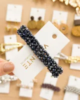 Broche para el pelo con cuentas facetadas negras.