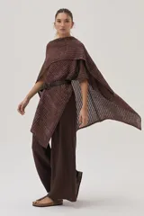 Ruana beige de tejido de punto acanalado con mangas cortas.