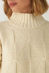 Sweater de lana color crudo, tejido de punto industrial con cuello medio.