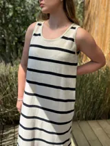 Vestido largo tejido a rayas horizontales azul marino y blancas, sin mangas, con cuello redondo y tajos laterales.